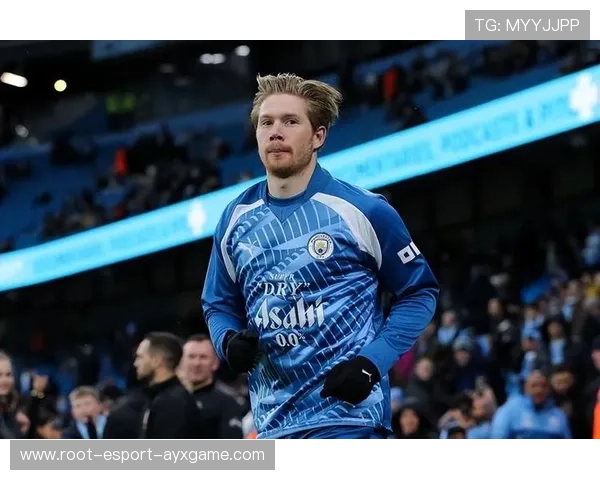 德布劳内连续二过一配合打穿中路，曼城推进仿佛开挂